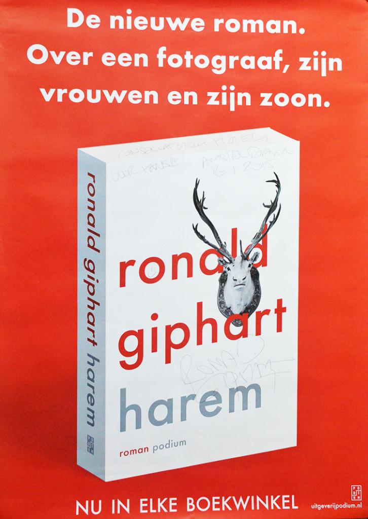 Poster ter promotie van de roman Harem van Ronald Giphart. Op de poster staat De nieuwe roman. Over een fotograaf, zijn vrouwen en zijn zoon. Nu in elke boekwinkel! 2015