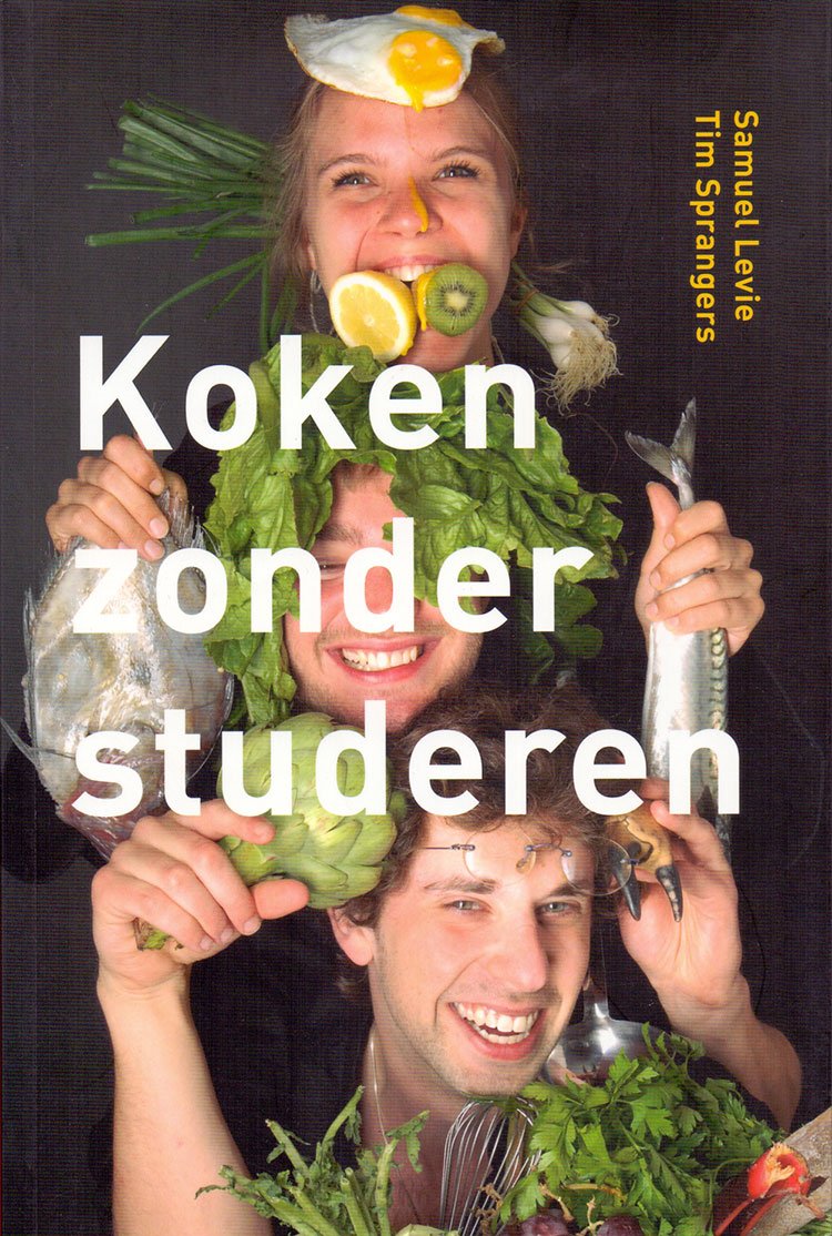 In Koken zonder studeren staan naast een hoop mooie gerechten ook veel basisbegrippen, basisrecepten en tips voor de beginnende kok. Met verhaaltje van Ronald Giphart - Halfzes uit bed